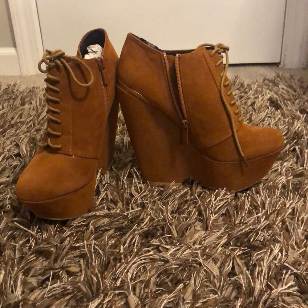 New lace-up boot